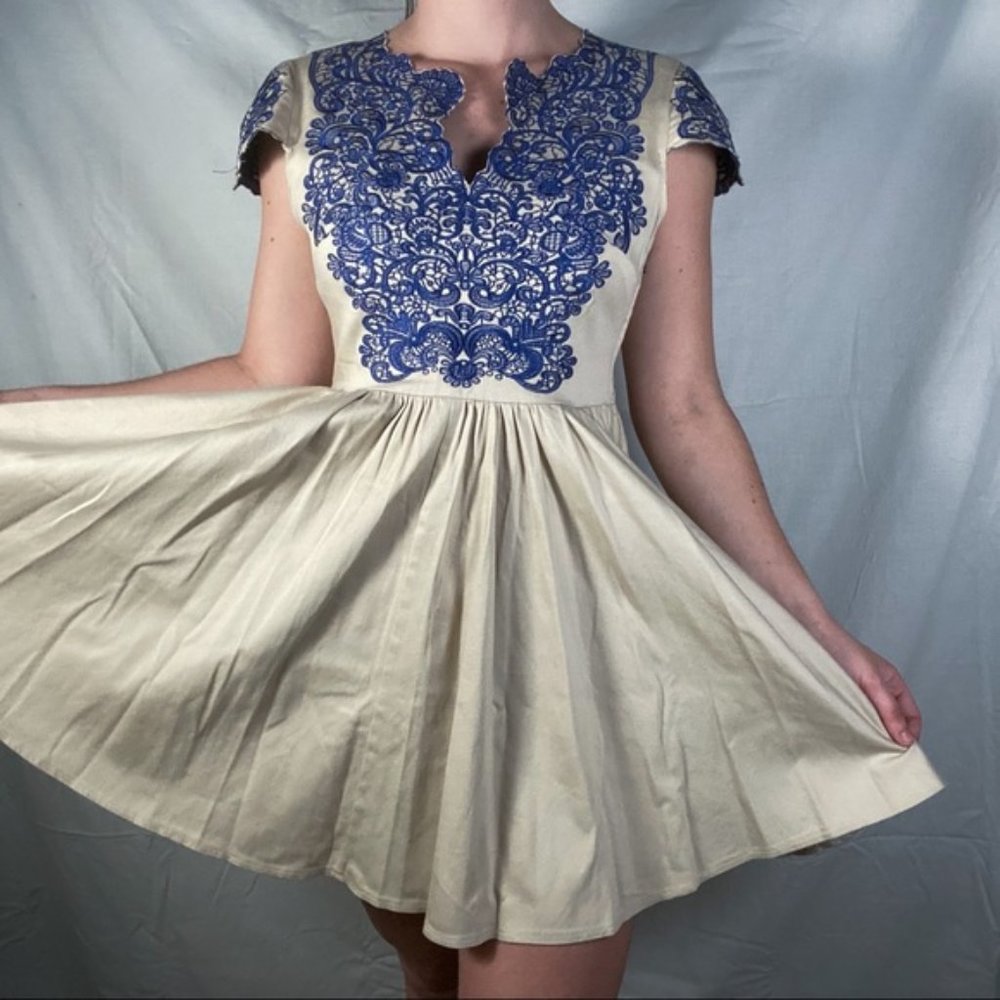 XENIA BOUTIQUE TAN & BLUE EMBROIDERED FLOWY DRESS